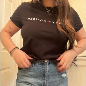 black tommy hilfiger t-shirt